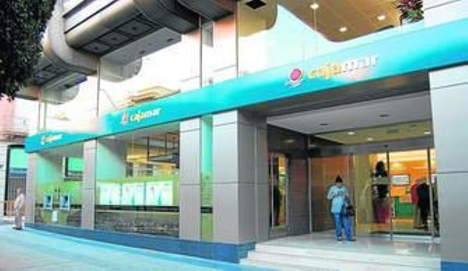 Imagen actual de la Oficina 00 de Cajamar, ubicada en el número 75 del Paseo de Almería, en pleno corazón de la capital.