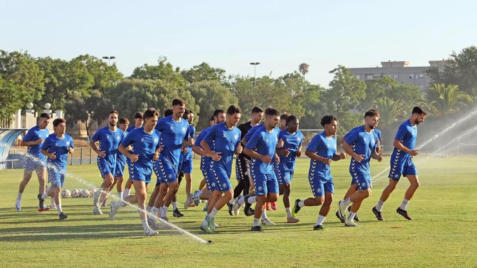 Los jugadores del Xerez DFC, en un entrenamiento en el Pepe Ravelo.