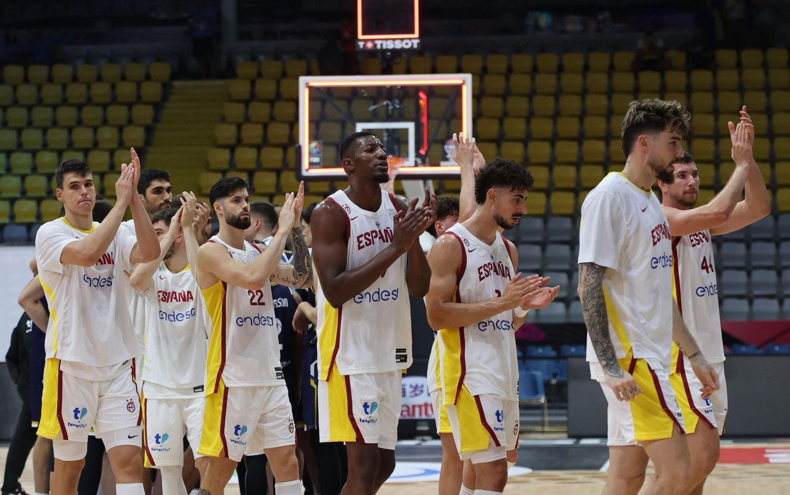 Los jugadores de la selección espalola agradecen al público el apoyo tras ganar a Bosnia.