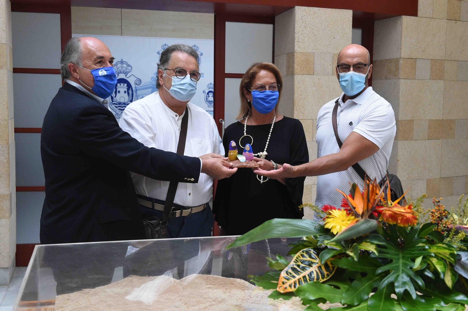 José Ignacio Landaluce y Juana Cid, con los representantes de la asociación de belenistas.