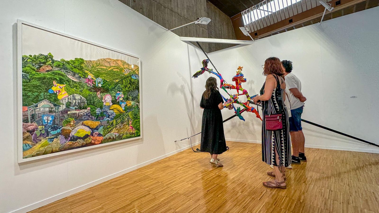 Visitantes en el espacio de Eldevenir y Zunino, en ArteSantander.