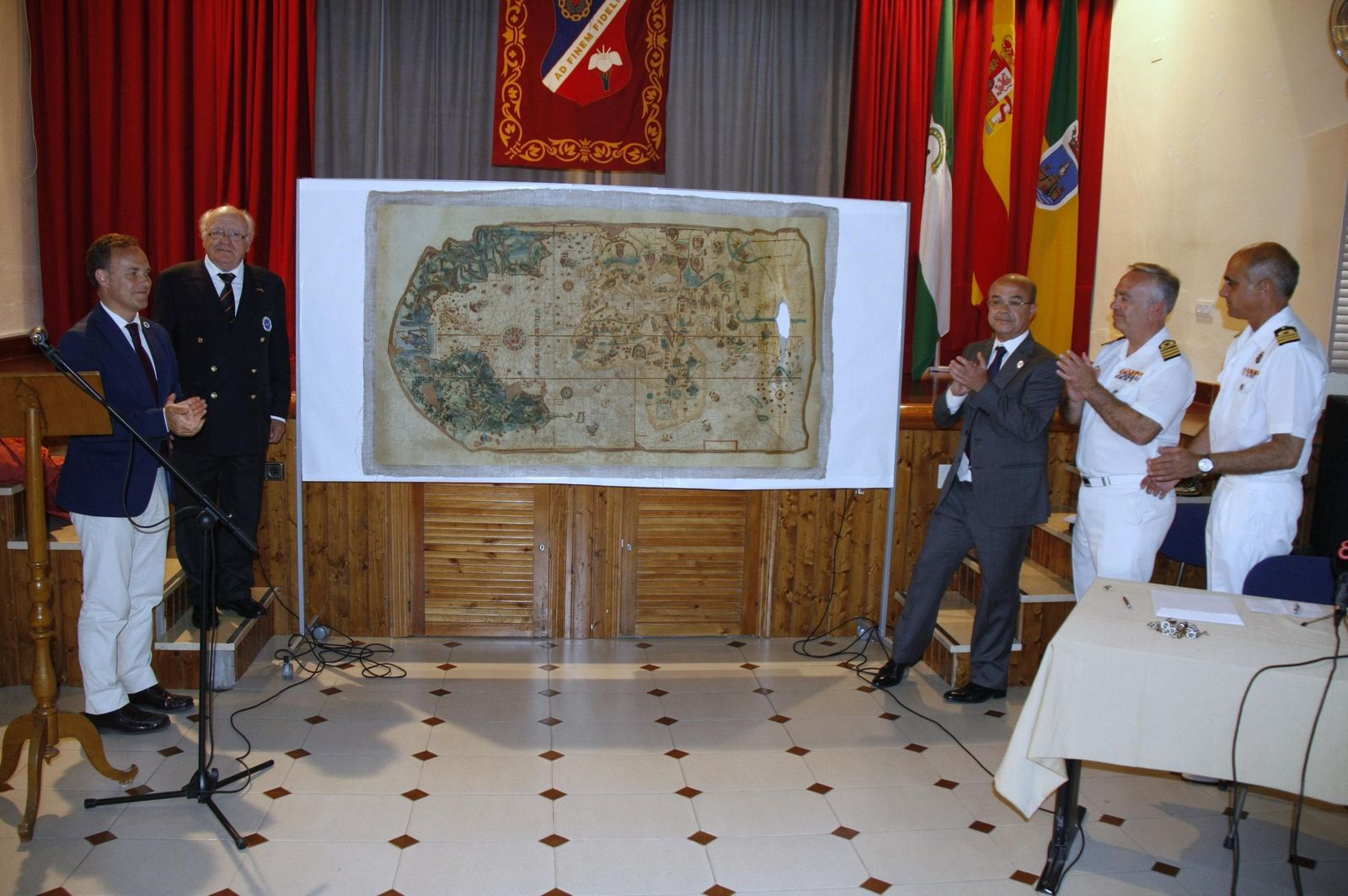 Un momento de la entrega de la carta en el colegio de Las Esclavas