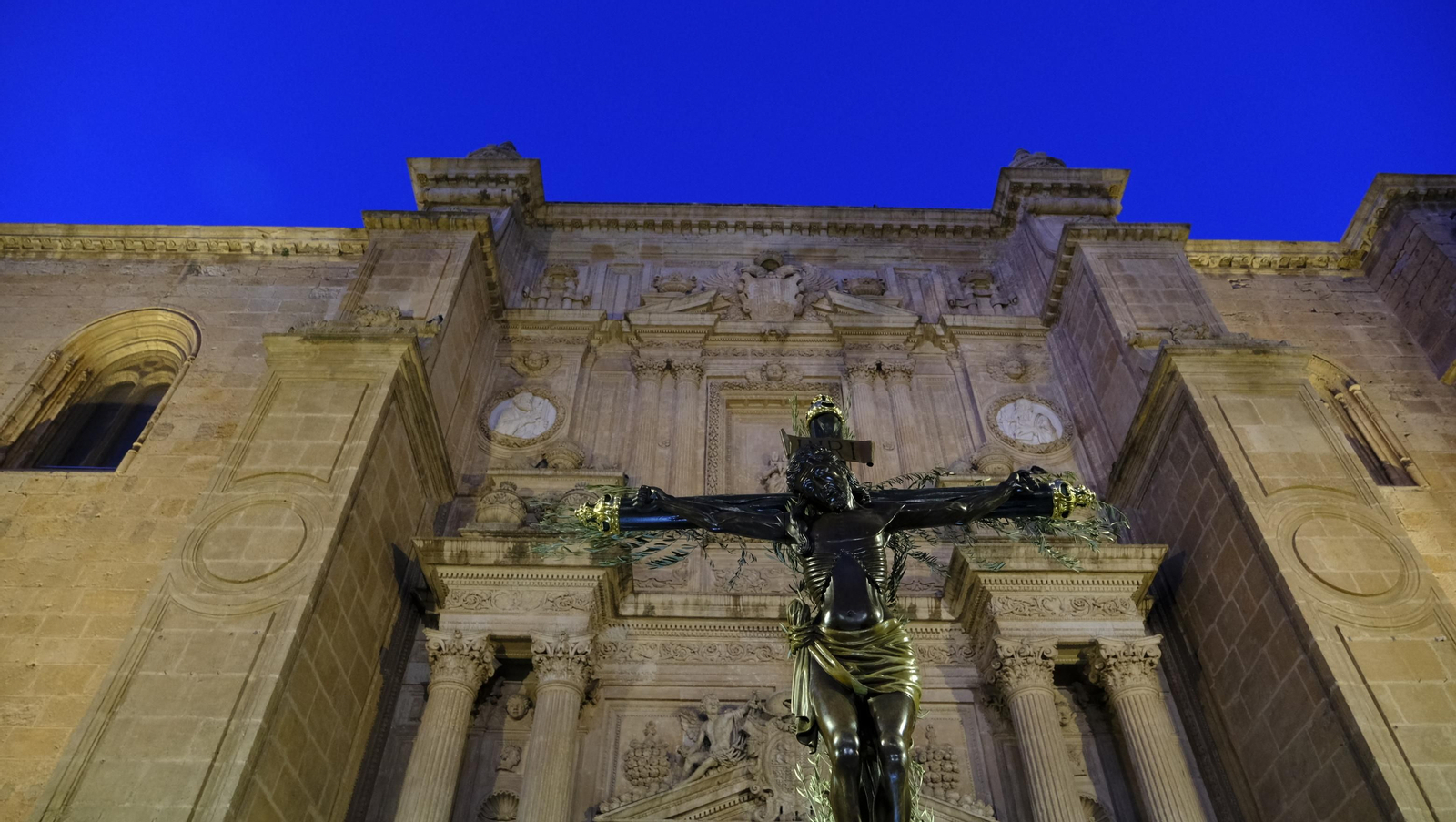 Procesión del Vía Crucis-Cristo de la Escucha en Almería, en imágenes