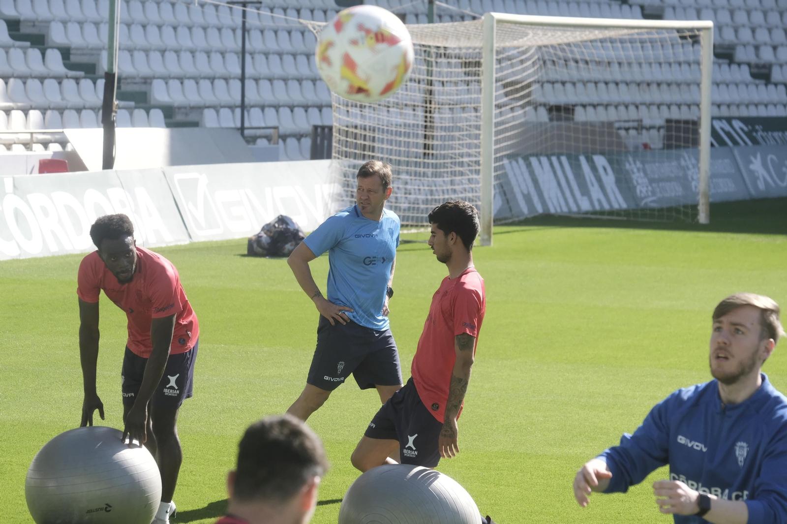 El primer entrenamiento de Manuel Mosquera como técnico del Córdoba CF, en imágenes