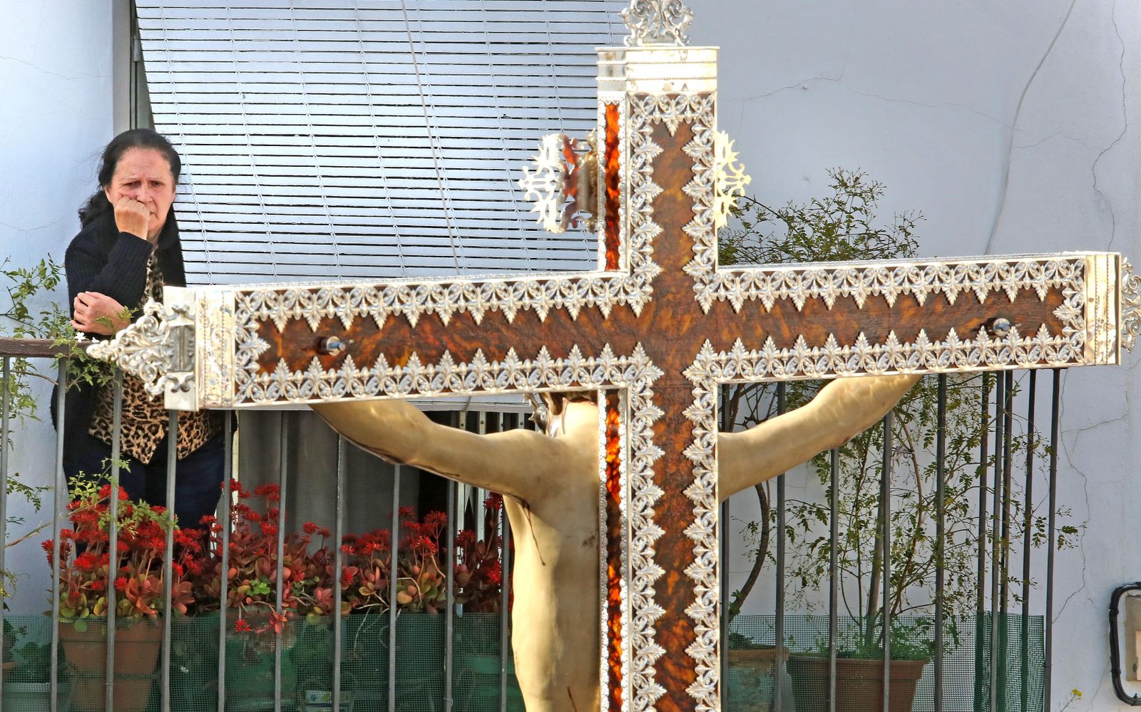 Imagen captada desde atrás del Cristo de la Salud que ayer procesionó por primera vez en la Semana Santa de Jerez.