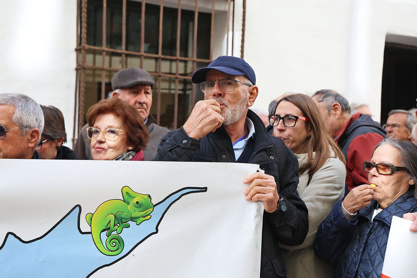 Fotografías de la manifestación en Huelva para exigir la regeneración de las playas