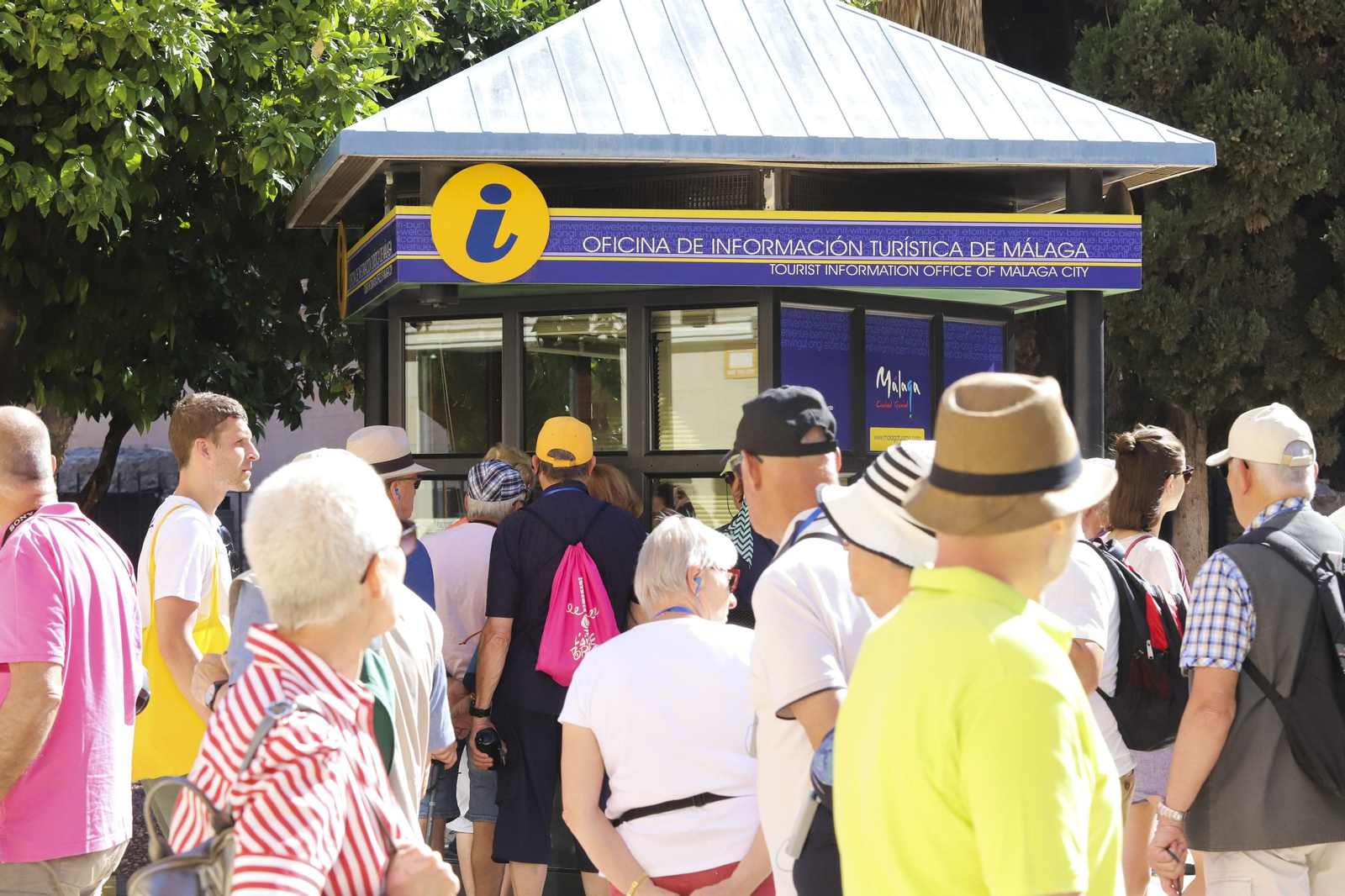 Turistas en una de las oficinas de información de Málaga.