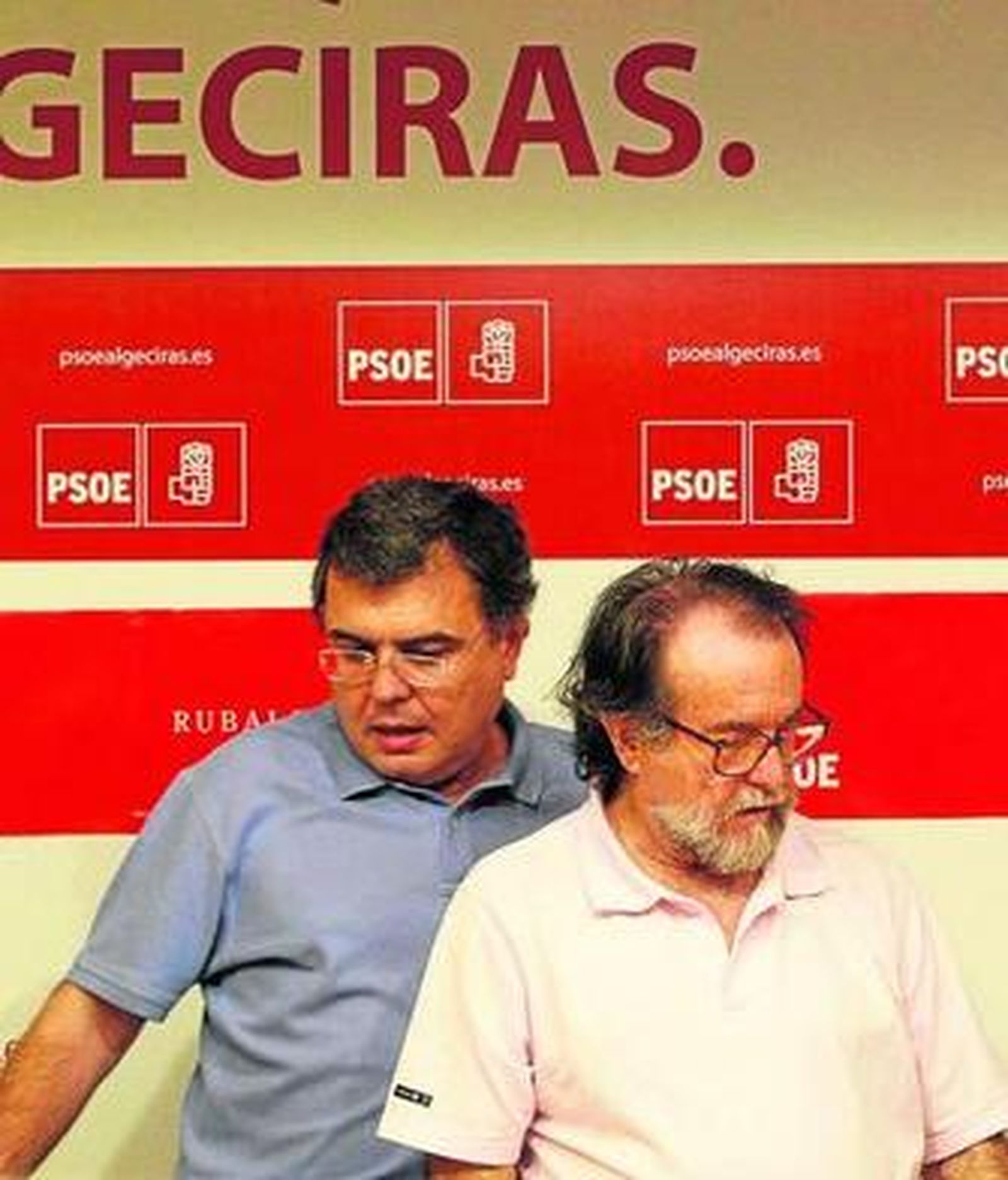 José Hidalgo (derecha) y Miguel Manzanares, ayer en el PSOE.