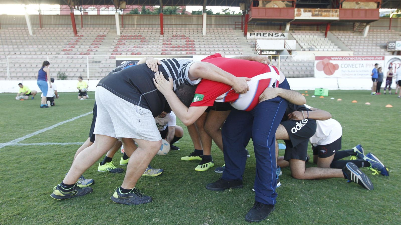 Los jugadores almerienses practican una melé durante uno de sus entrenamientos