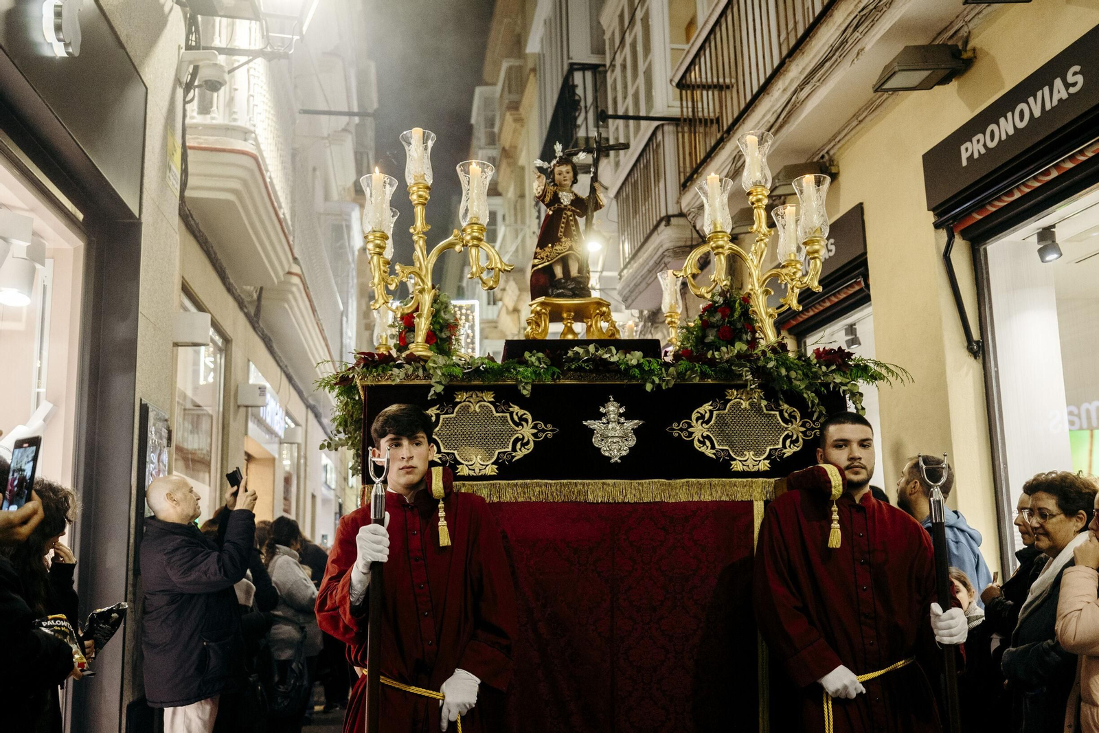 La procesión del Niño Jesús de la Pasión, por la calle Columela.