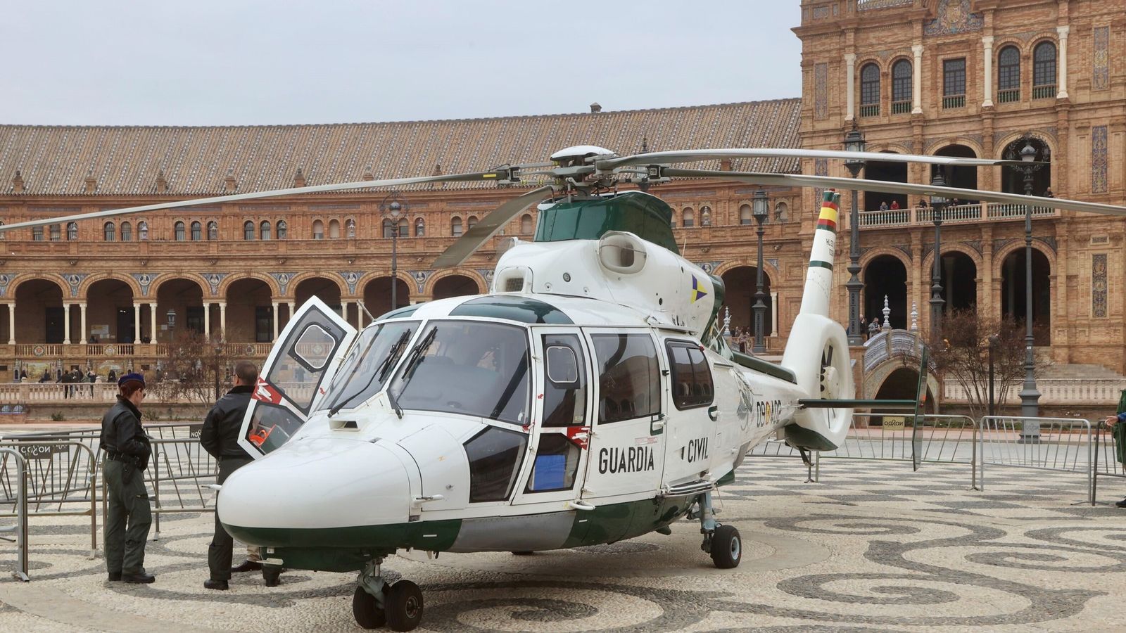 El helicóptero de la Guardia Civil, en la Plaza de España.