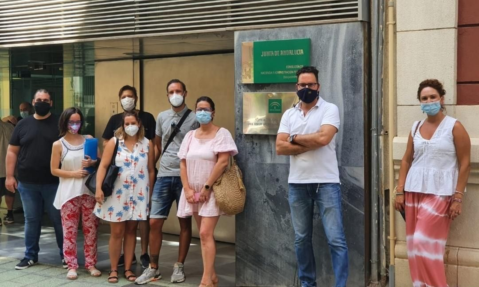 La Plataforma de Afectados de Ocio Infantil de Almería tras entregar el escrito en la delegación.