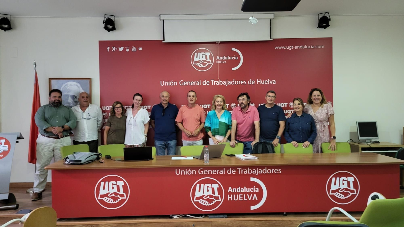 Reunión en la UGT para abordar temas relacionados con sanidad.