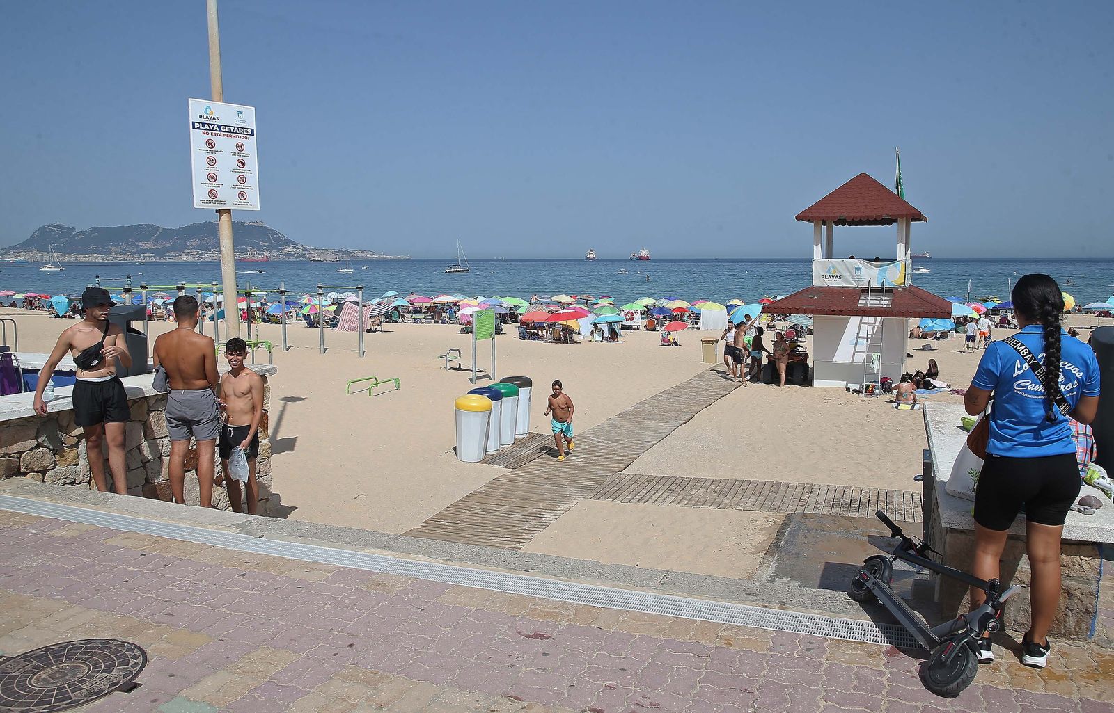 La playa de Getares abarrotada este domingo, en imágenes