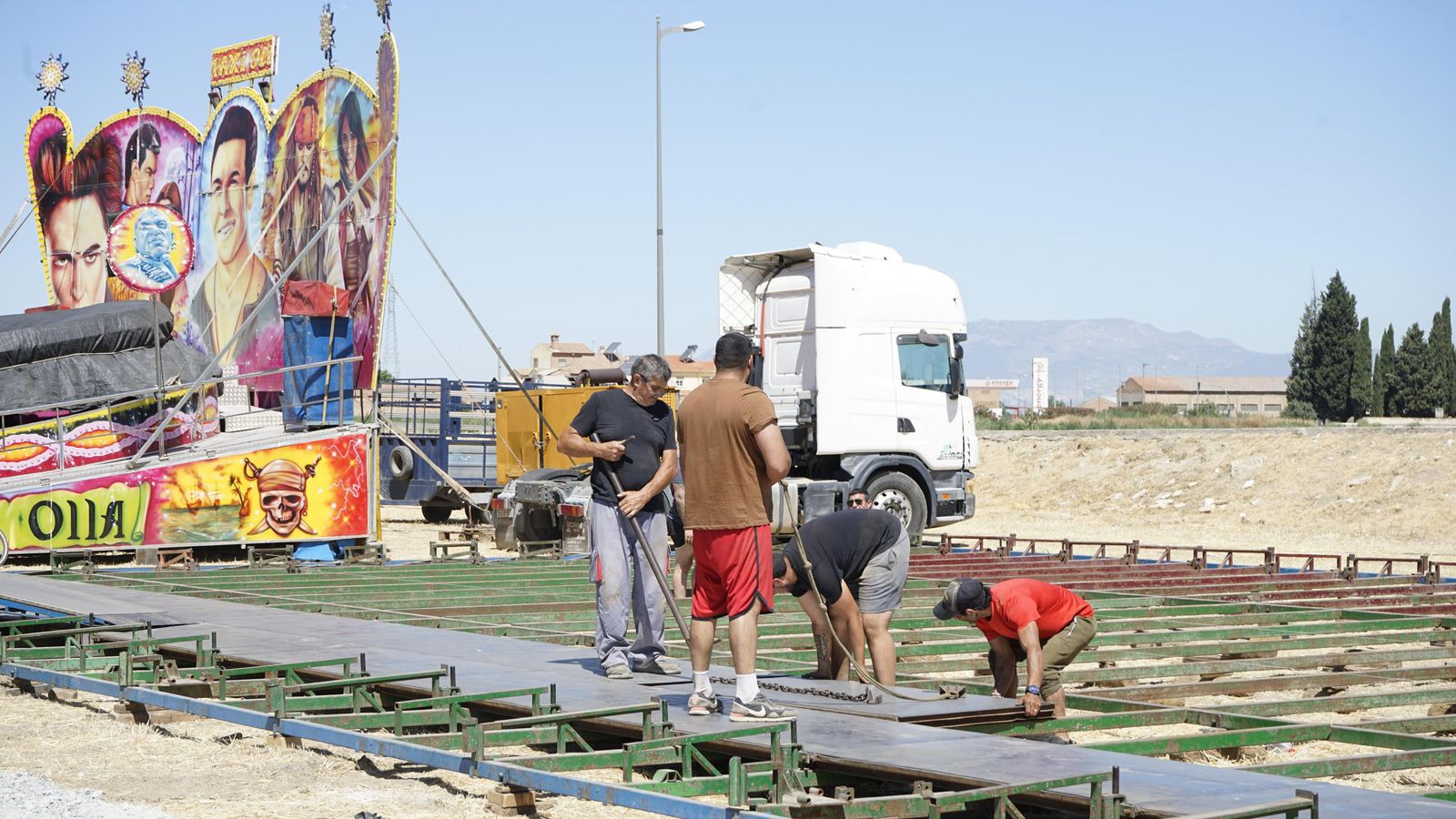 Operarios montando una caseta
