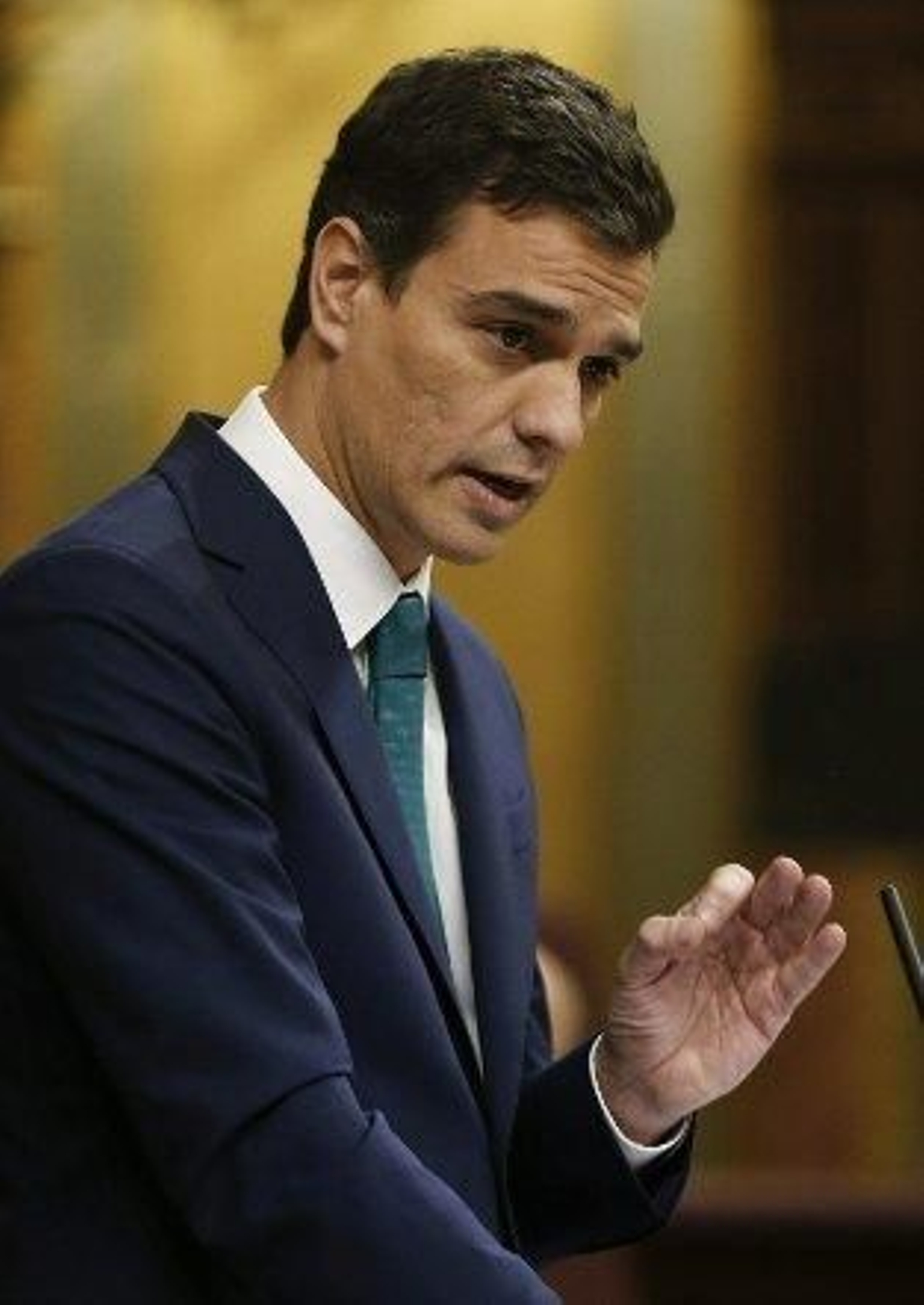 Sánchez acusa a Rajoy de estar "asediado" y éste le pregunta si Díaz no le permite actuar en los ERE