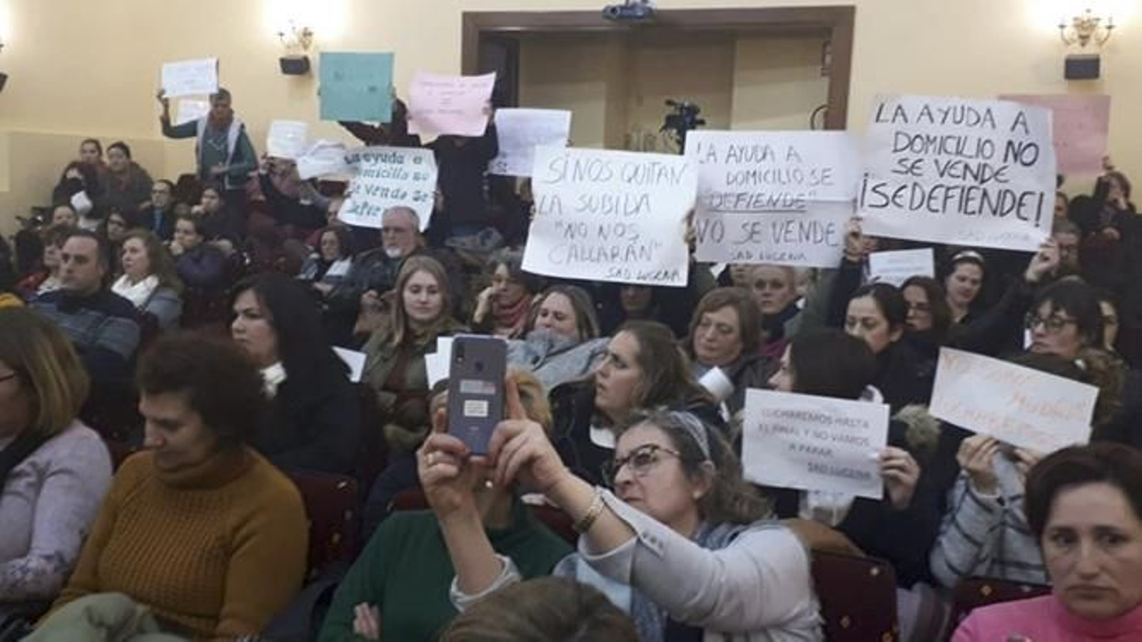 Trabajadoras de la ayuda a domicilio, en una sesión plenaria.