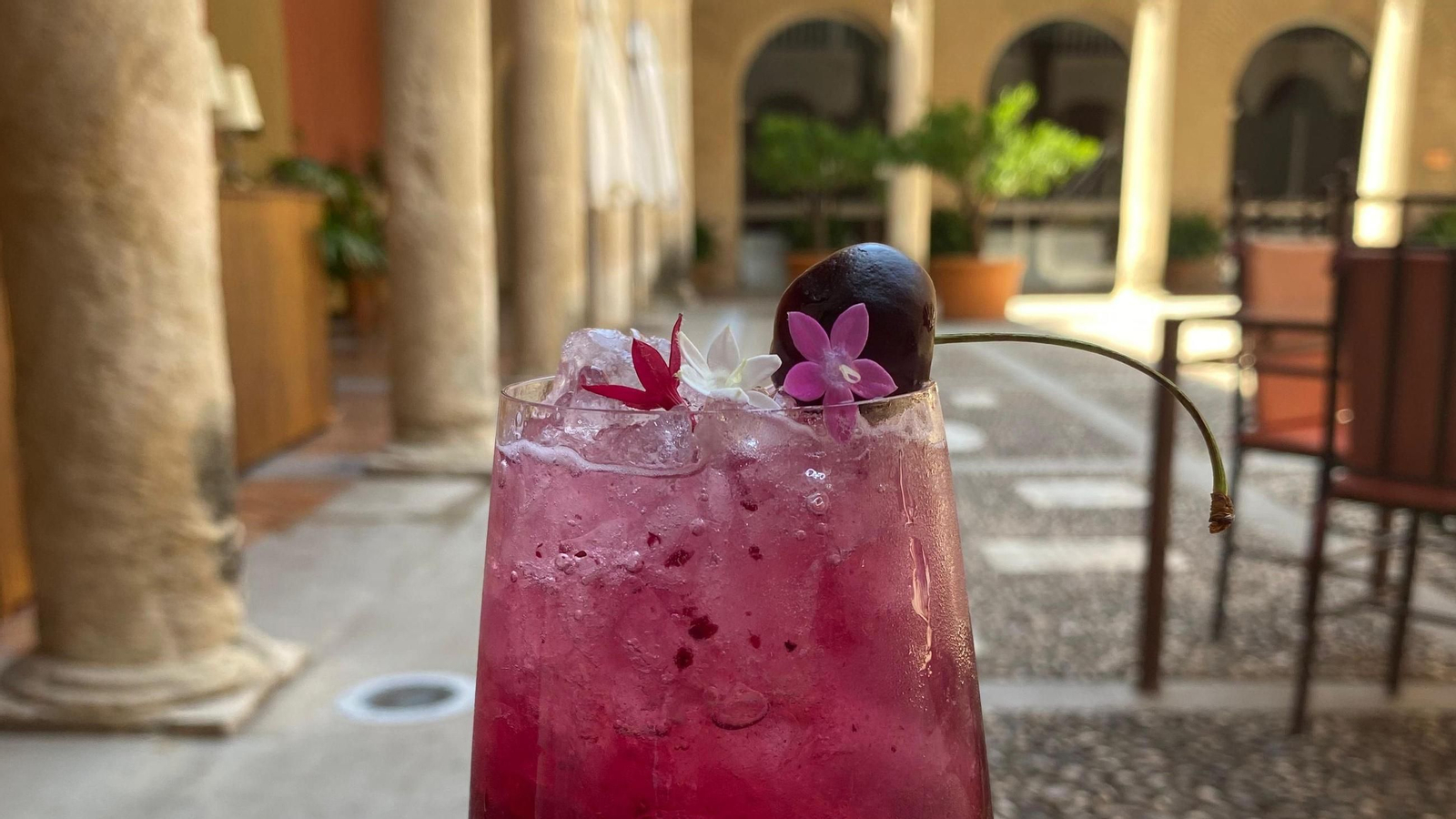 Más que un lugar donde tomar un cóctel, es una invitación a redescubrir Granada