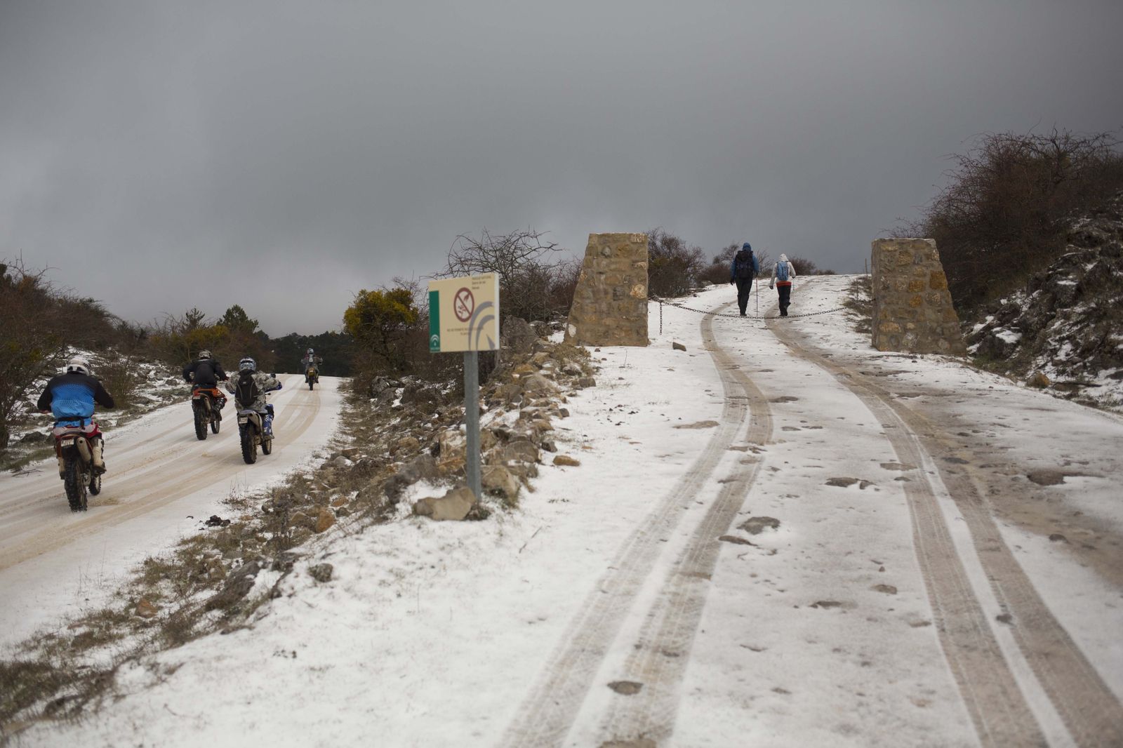 Un grupo de excursionistas en la Sierra de las Nieves.