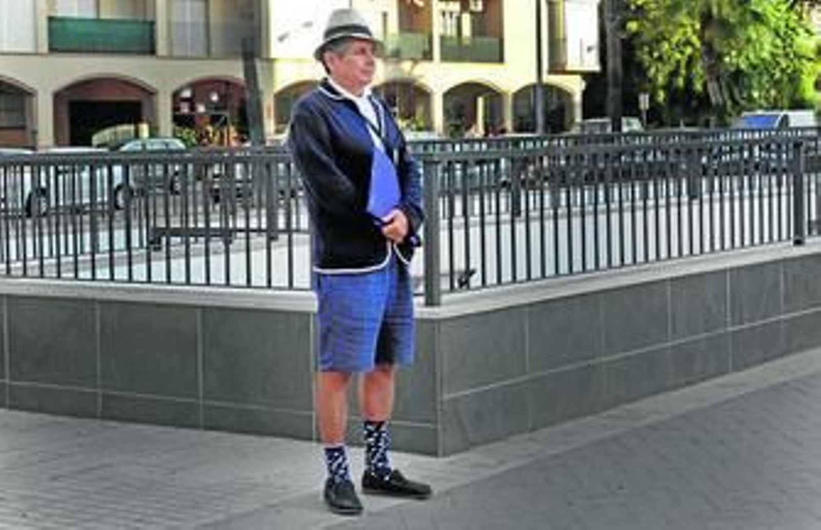 Gabriel González de Gregorio, el hijo menor de la duquesa de Medina Sidonia, en la plaza donde se encuentra el Palacio de Justicia de Sanlúcar.