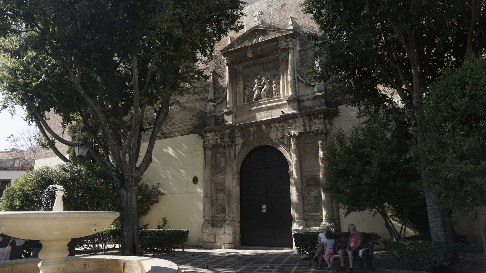 Portada renacentista del Convento de Santa Isabel.