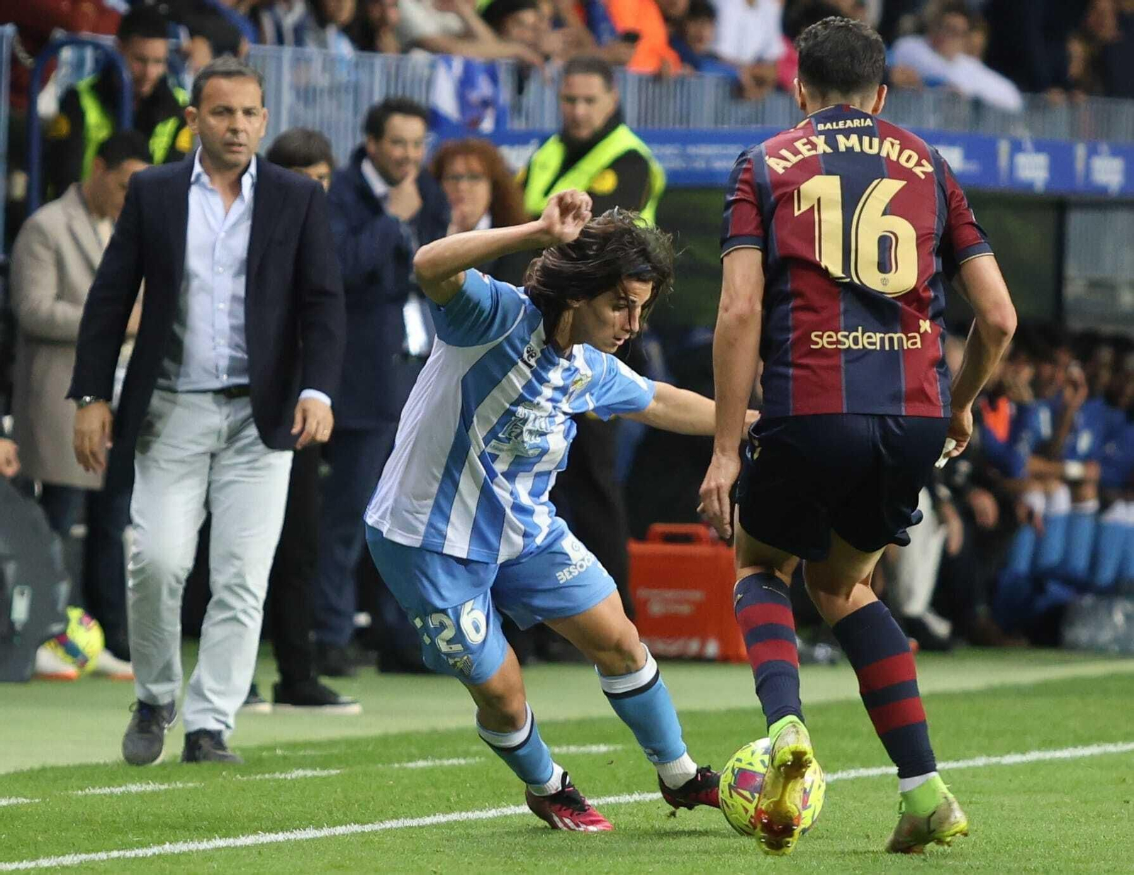 Álex Calvo intentando irse en velocidad del defensa rival.