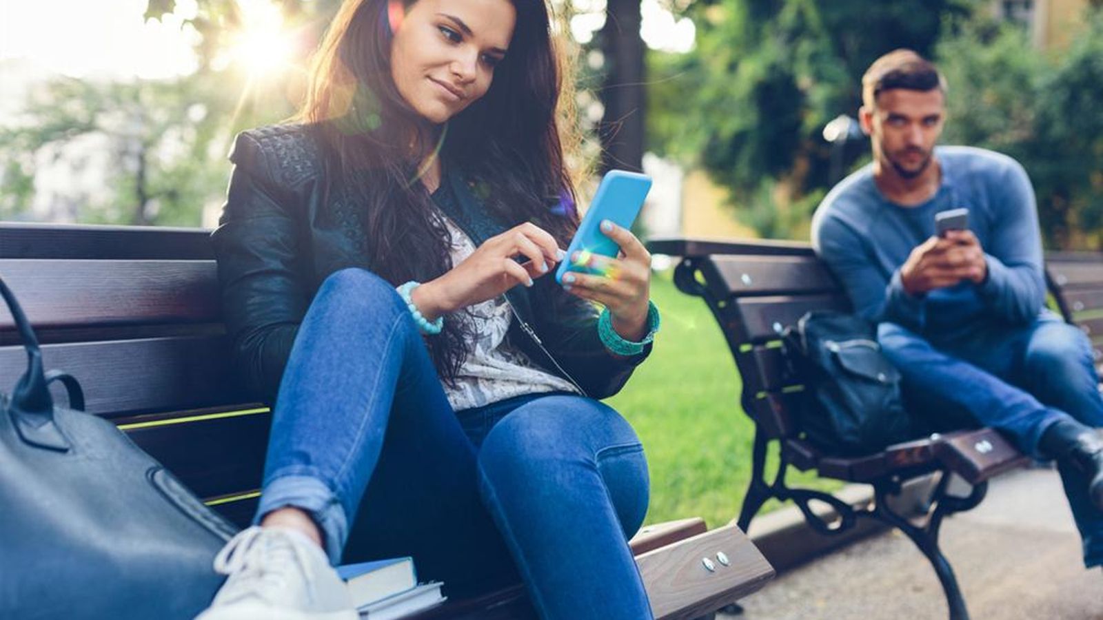 Chica haciendo uso del teléfono móvil