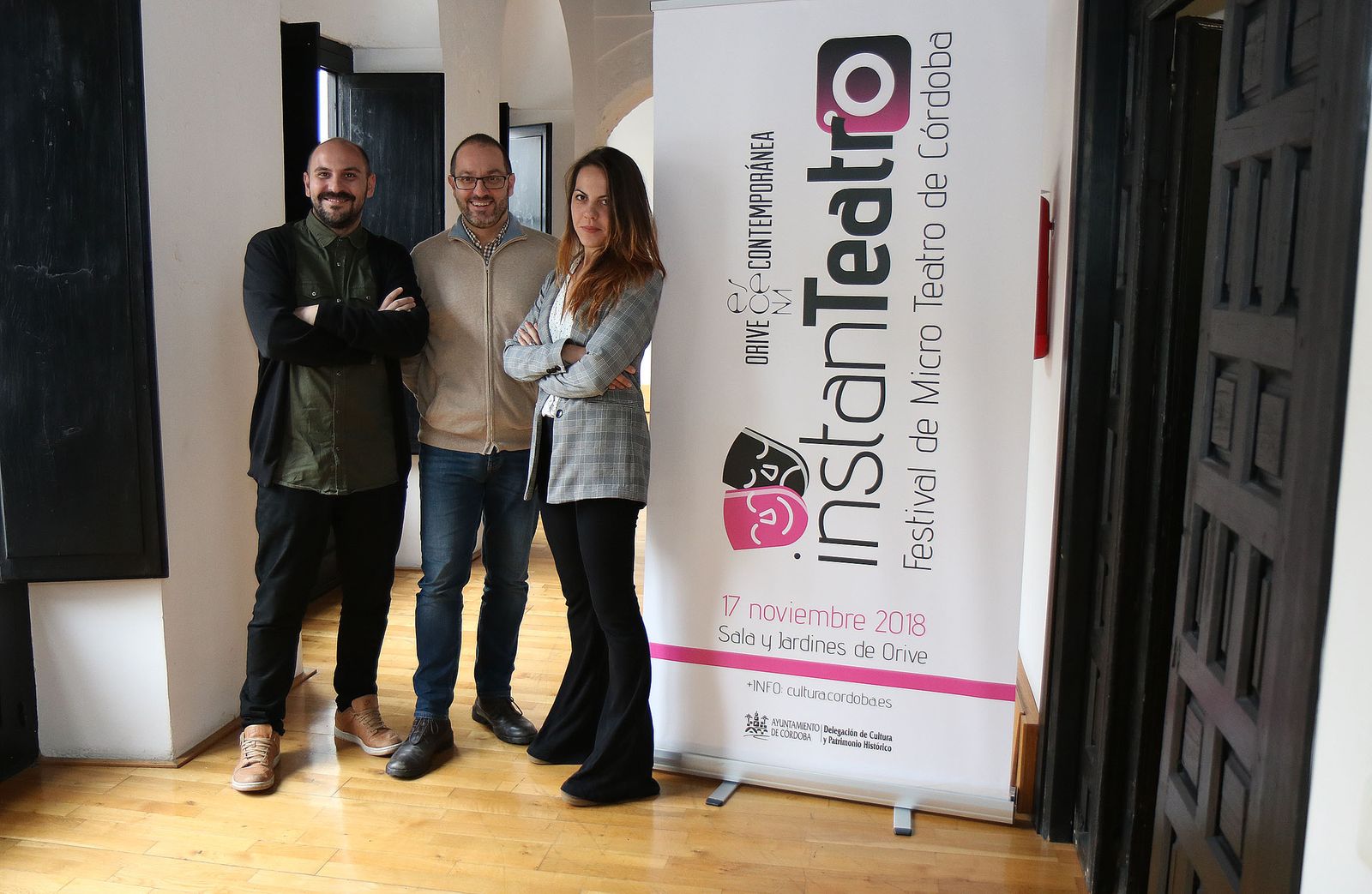 Juan Velasco, David Luque y Auxi Jiménez, junto al cartel de la iniciativa.