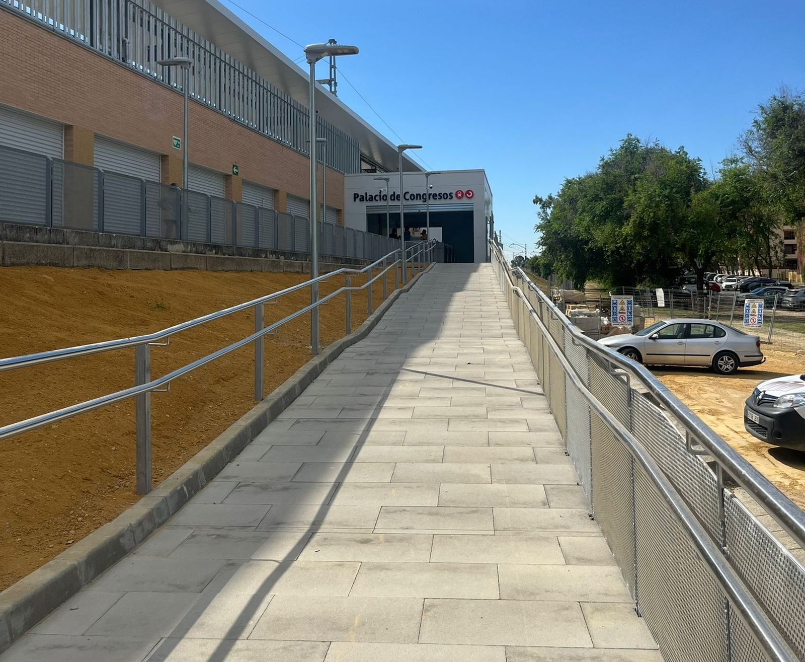Nueva rampa de acceso a la estación de Cercanias Palacio de Congresos de Sevilla