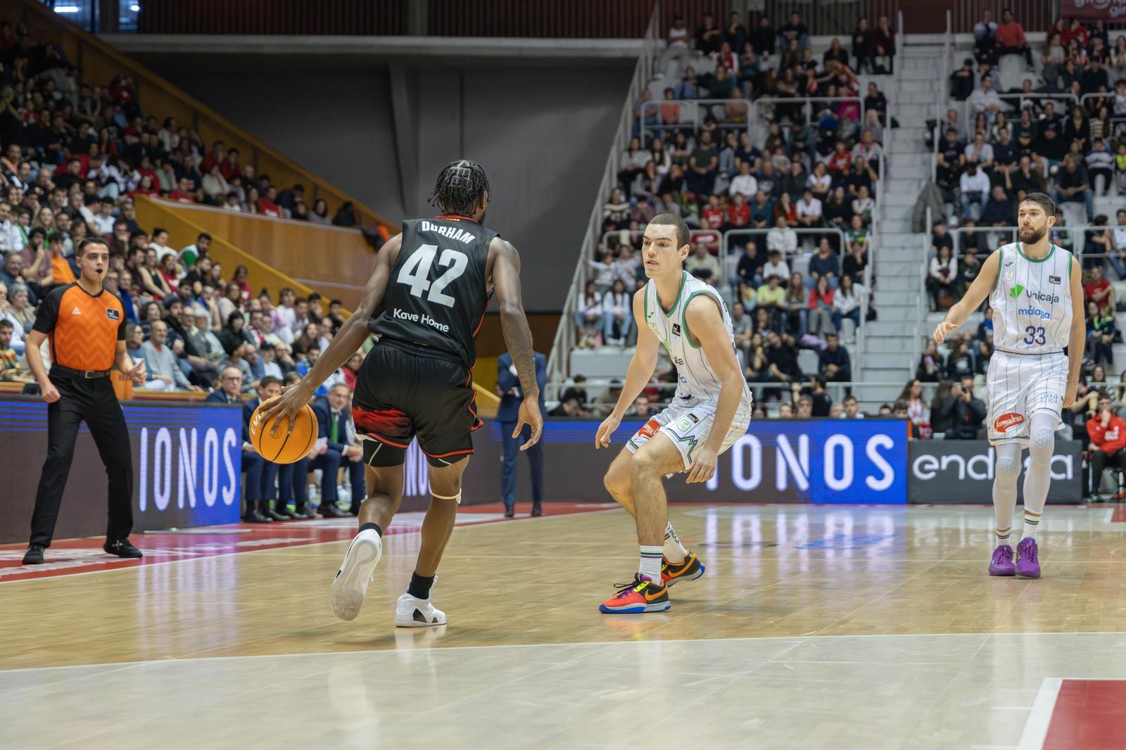 Manu Trujillo defiende.