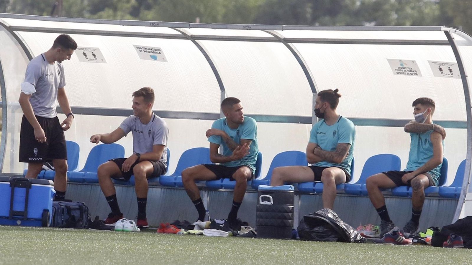 Julio Iglesias dialoga con Samu Delgado y Álex Meléndez en un banquillo de la Ciudad Deportiva.