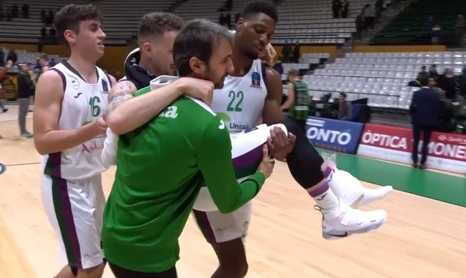 Josh Adams, retirado por sus compañeros.