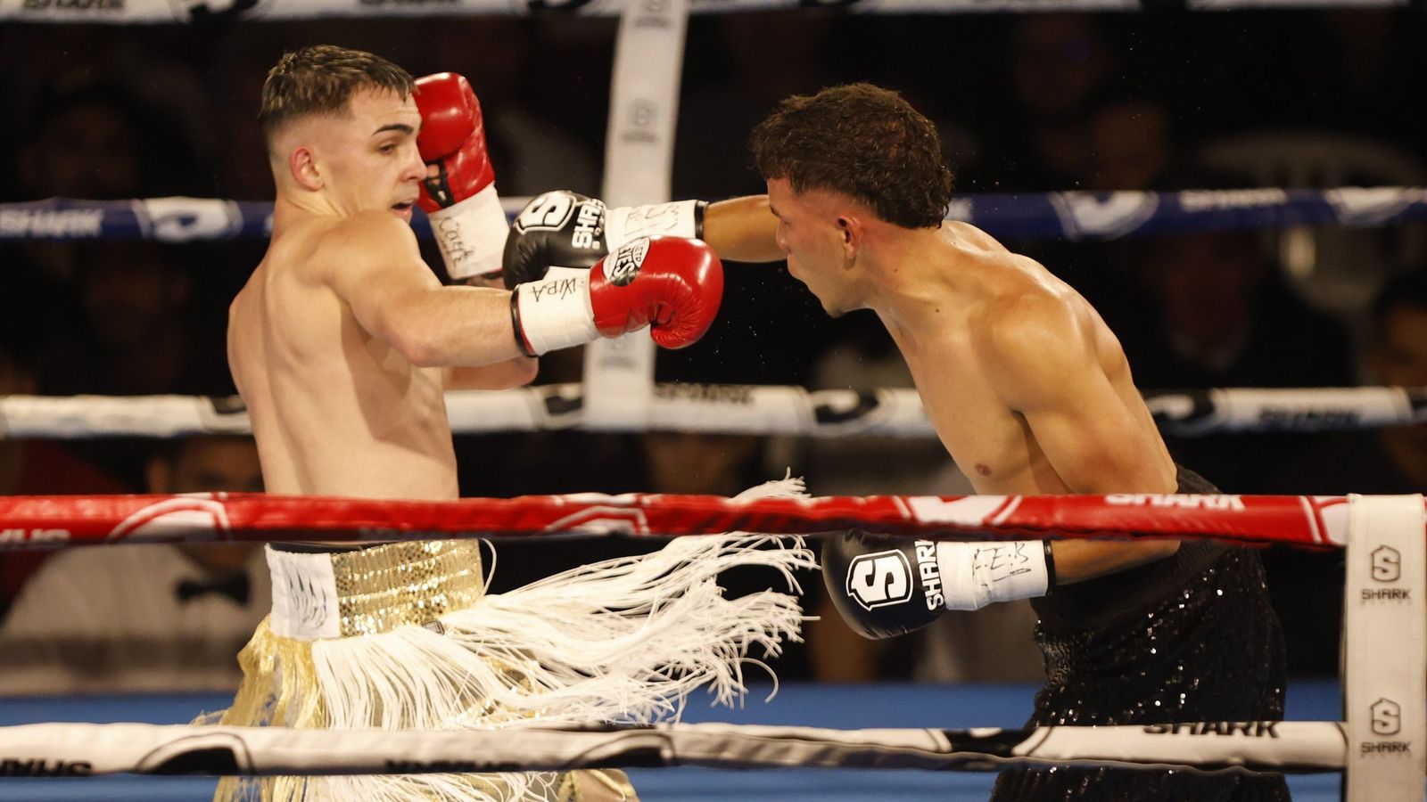 Rafa Lozano esquiva un golpe de Kervin Romero.