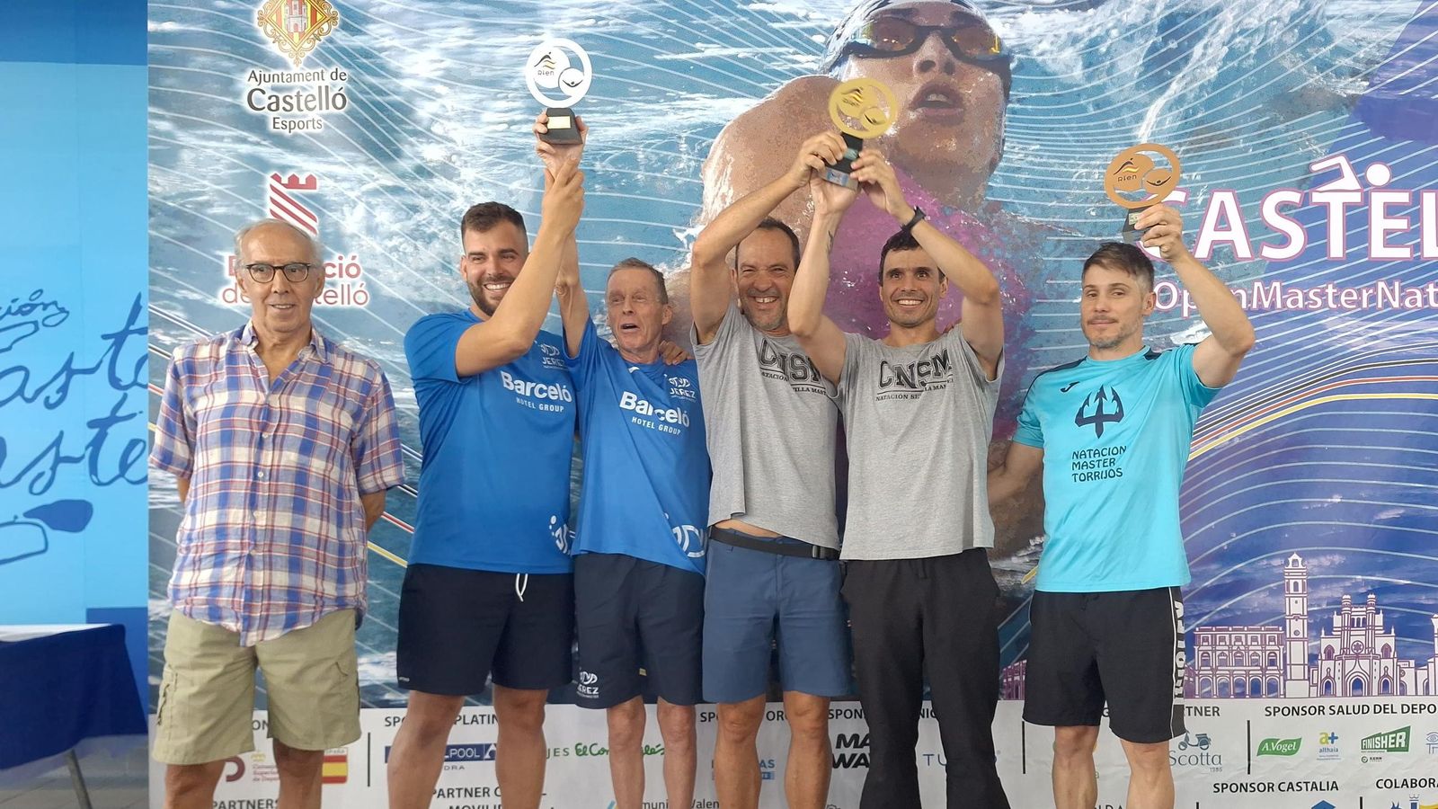 Miembros del equipo Natación Sevilla Máster levantan sus trofeos