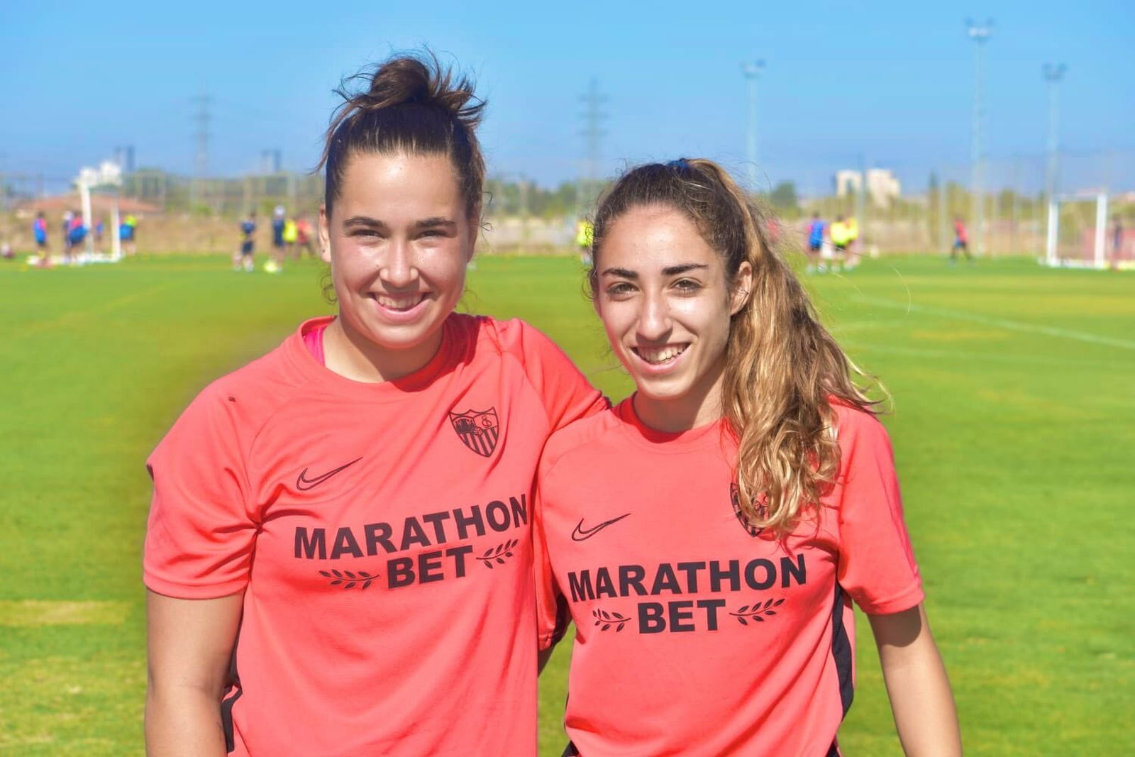 Cata Coll, junto a Olga Carmona en el entrenamiento sevillista.