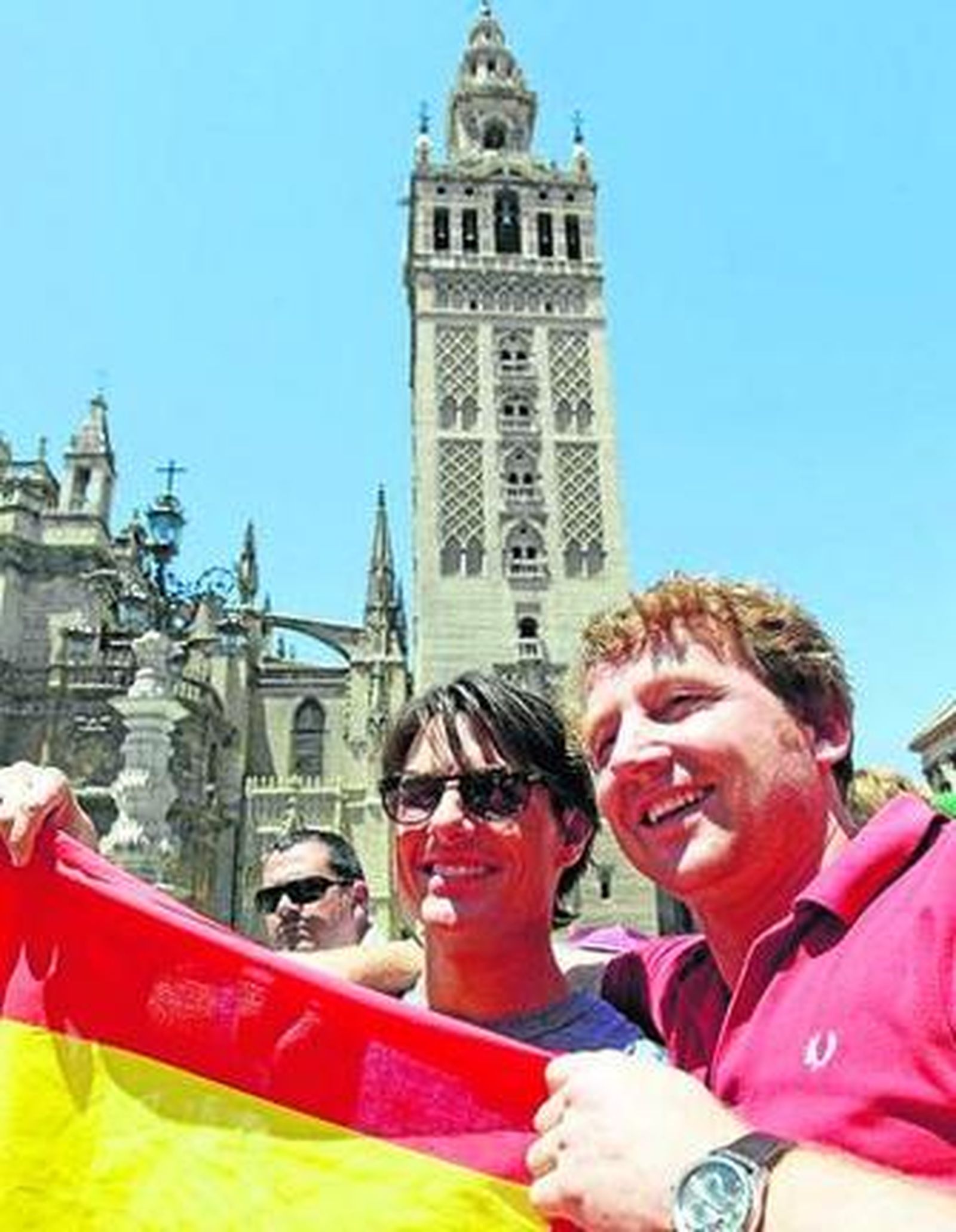 Un aficionado posa con Cruise con la bandera española.