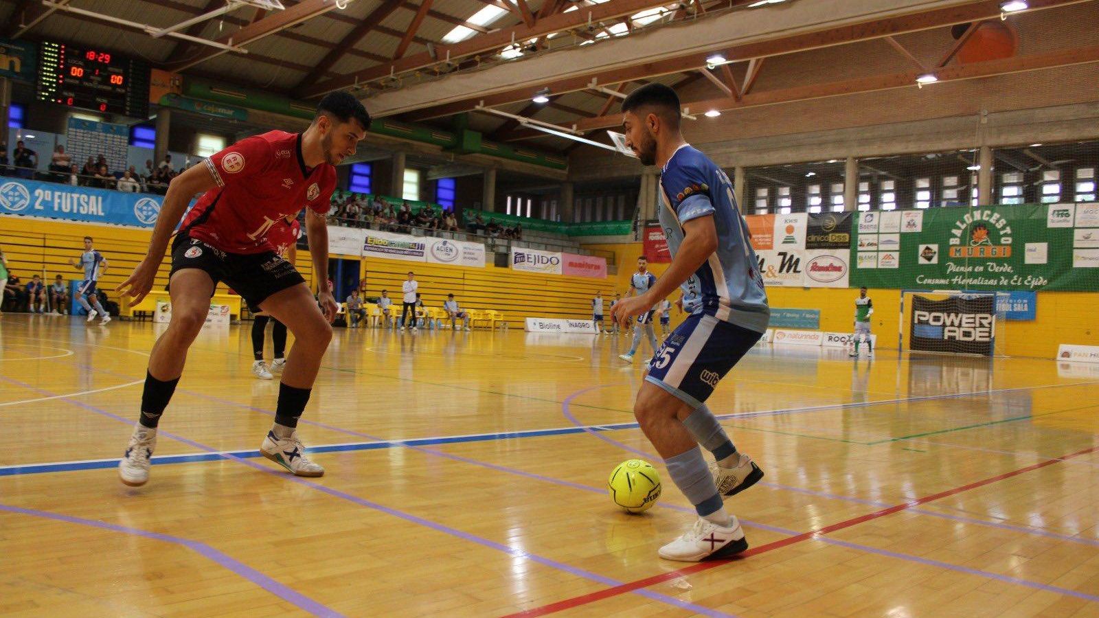 Rafalillo encara a un rival durante el encuentro de la primera vuelta que enfrentó a ambos en tierras ejidenses.