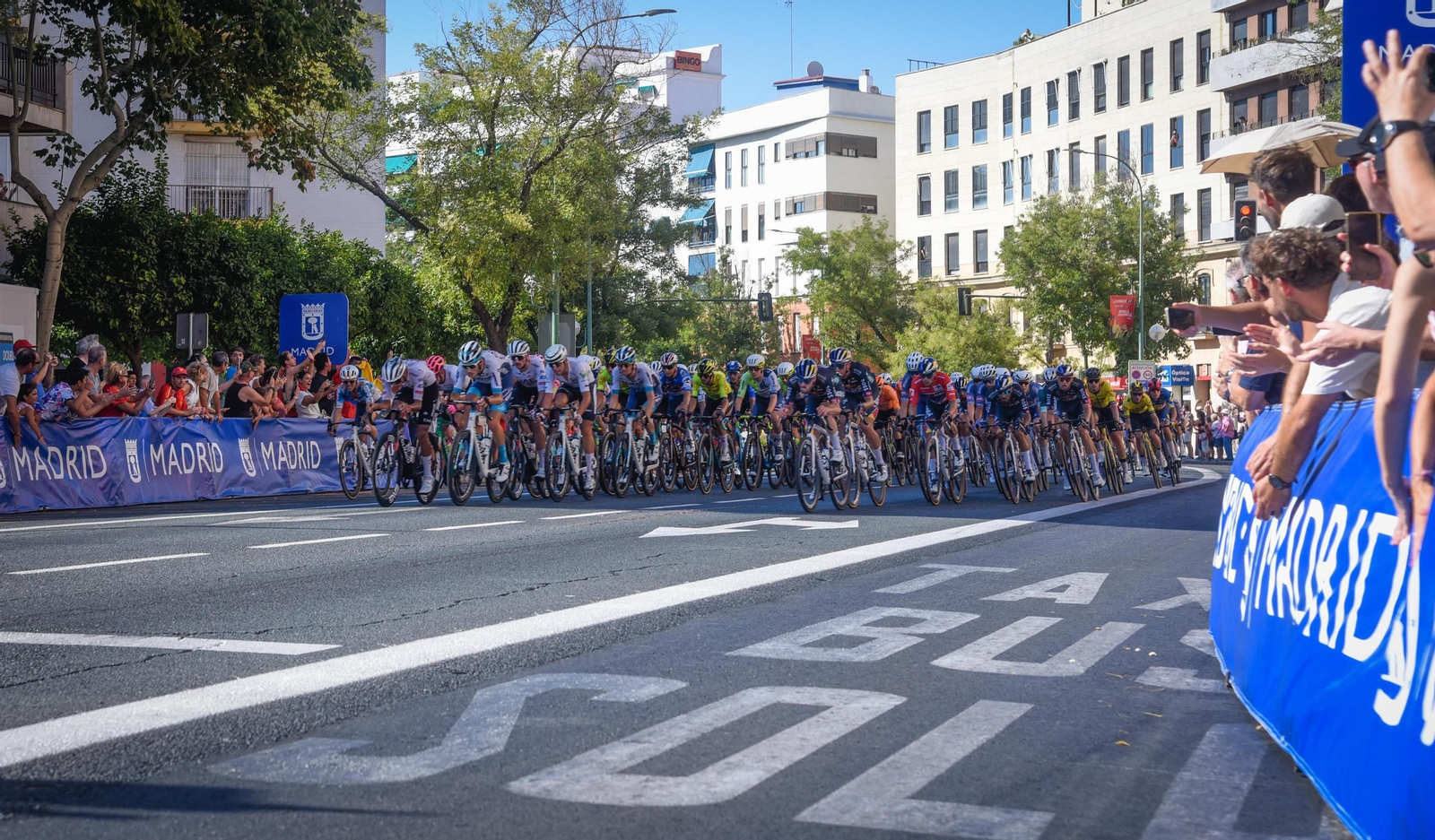 Ambiente del final de la 5ª etapa de la Vuelta ciclista a España, a su llegada a Sevilla