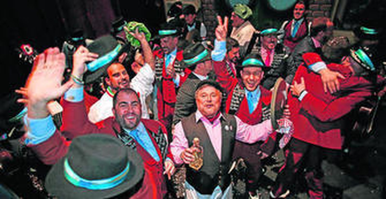 El coro 'La trattoría', primer premio, celebrando su actuación en la Final.