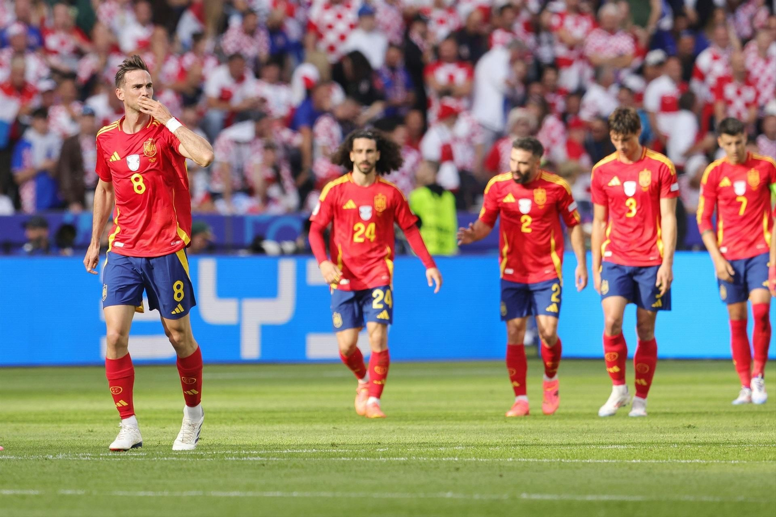 Fabián celebra su gol a Croacia con Cucurella y otros futbolistas de la selección detrás.