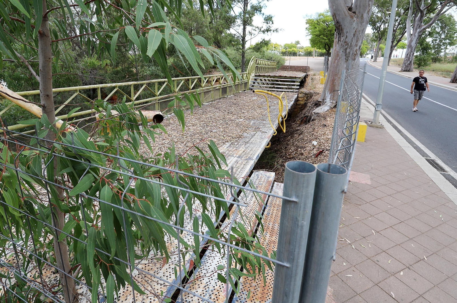 Imágenes de la suciedad, deterioro y abandono de los miradores del Conquero