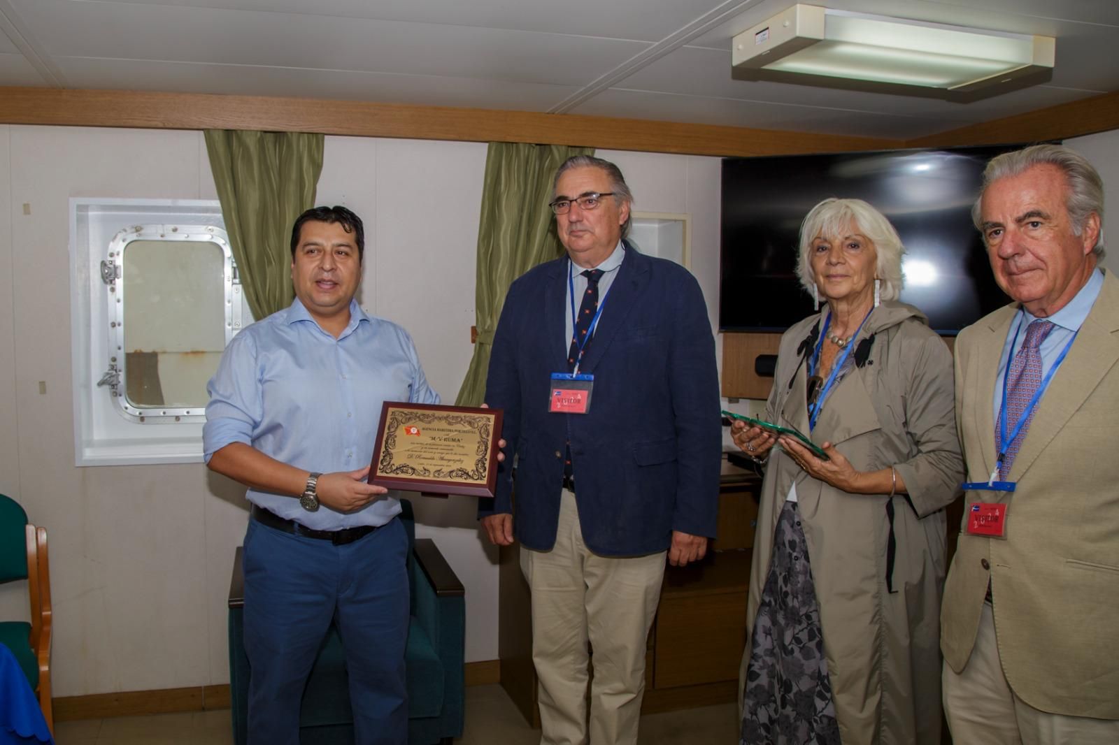 Empresarios de Portillo, consignataria de Ership, durante la entrega del granelero Ruma, en recuerdo del empresario Romualdo Alvargonzález