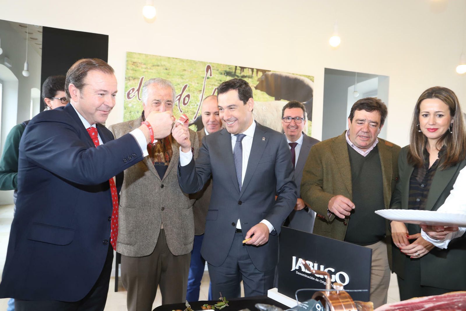 El presidente de la Junta de Andalucía, Juanma Moreno (centro de la imagen), junto con el presidente del Consejo Regulador de la DOP Jabugo, Guillermo García-Palacios, entre otros.