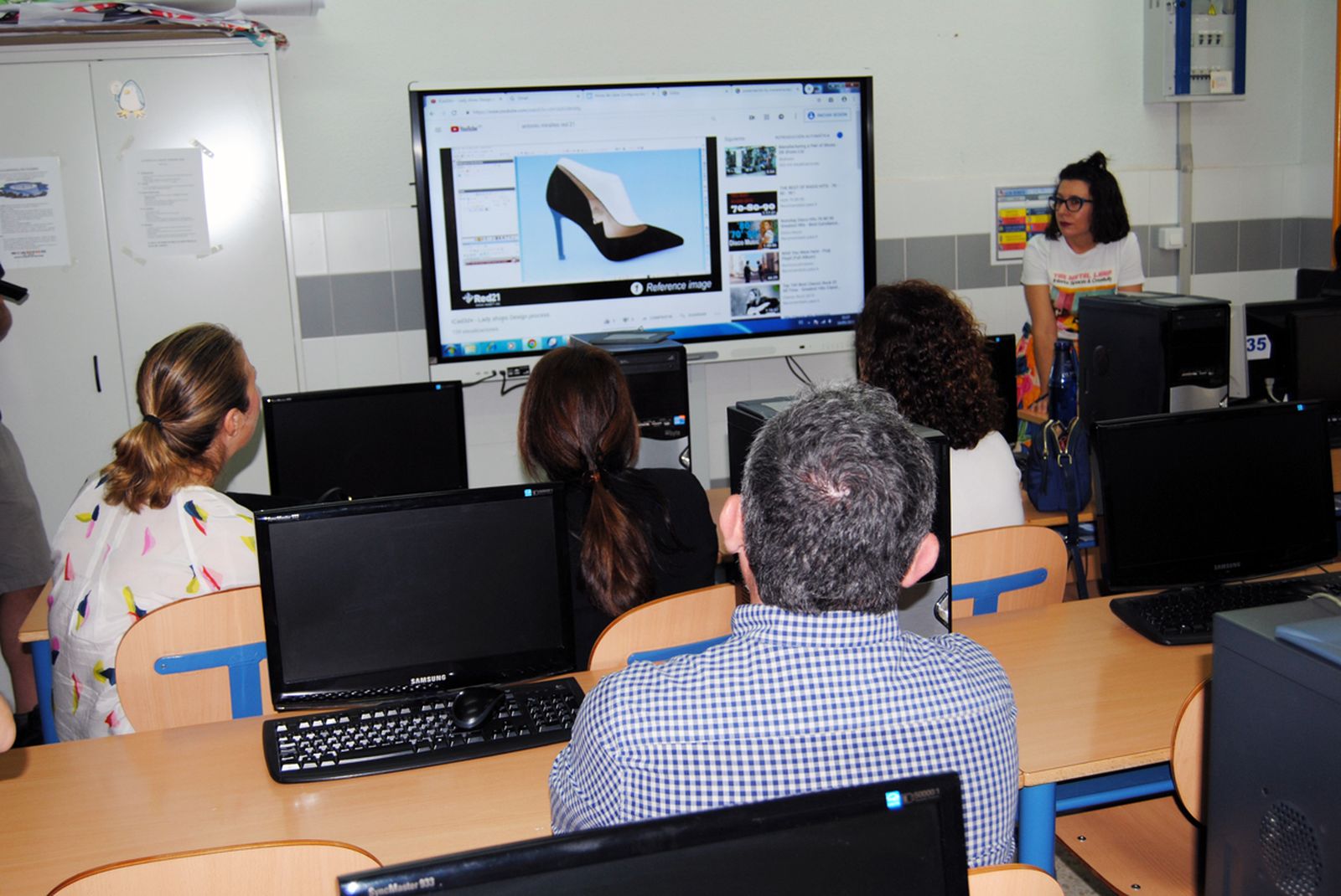 Una profesora del ciclo técnico del calzado explica el proyecto de diseño en 3D.