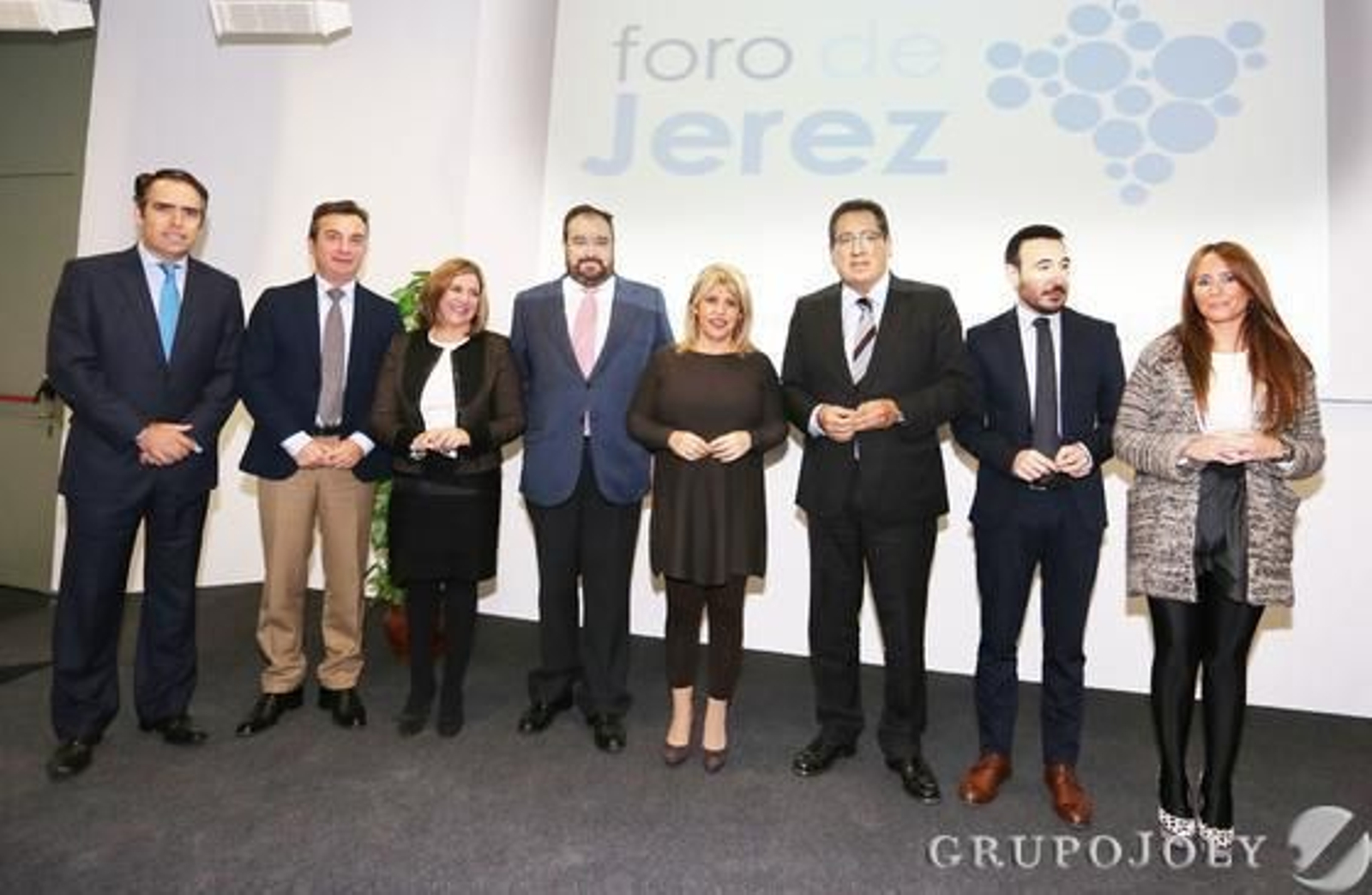 De izquierda a derecha, Rafael Navas, director de Diario de Jerez; Eduardo González Mazo, rector de la UCA; Irene García, presidenta de Diputación; Tomás Valiente, director general del Grupo Joly; Mamen Sánchez, alcaldesa de Jerez; Antonio Pulido, presidente de la Fundación Cajasol; Fernando López Gil, delegado del Gobierno de la Junta en la provincia; y Gema Pérez Lozano, delegada territorial de Economía, Innovación y Empleo.  Foto: Lobo / Pascual
