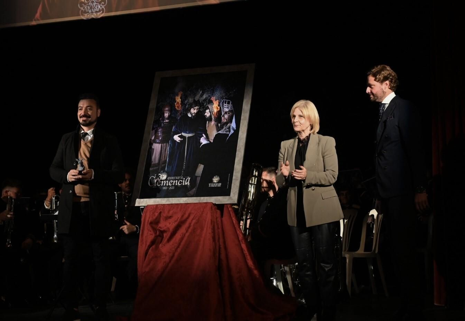 Javier Romero, María José García-Pelayo y Damián López-Cepero, en la presentación del cartel del 25 aniversario de la Hermandad de La Clemencia
