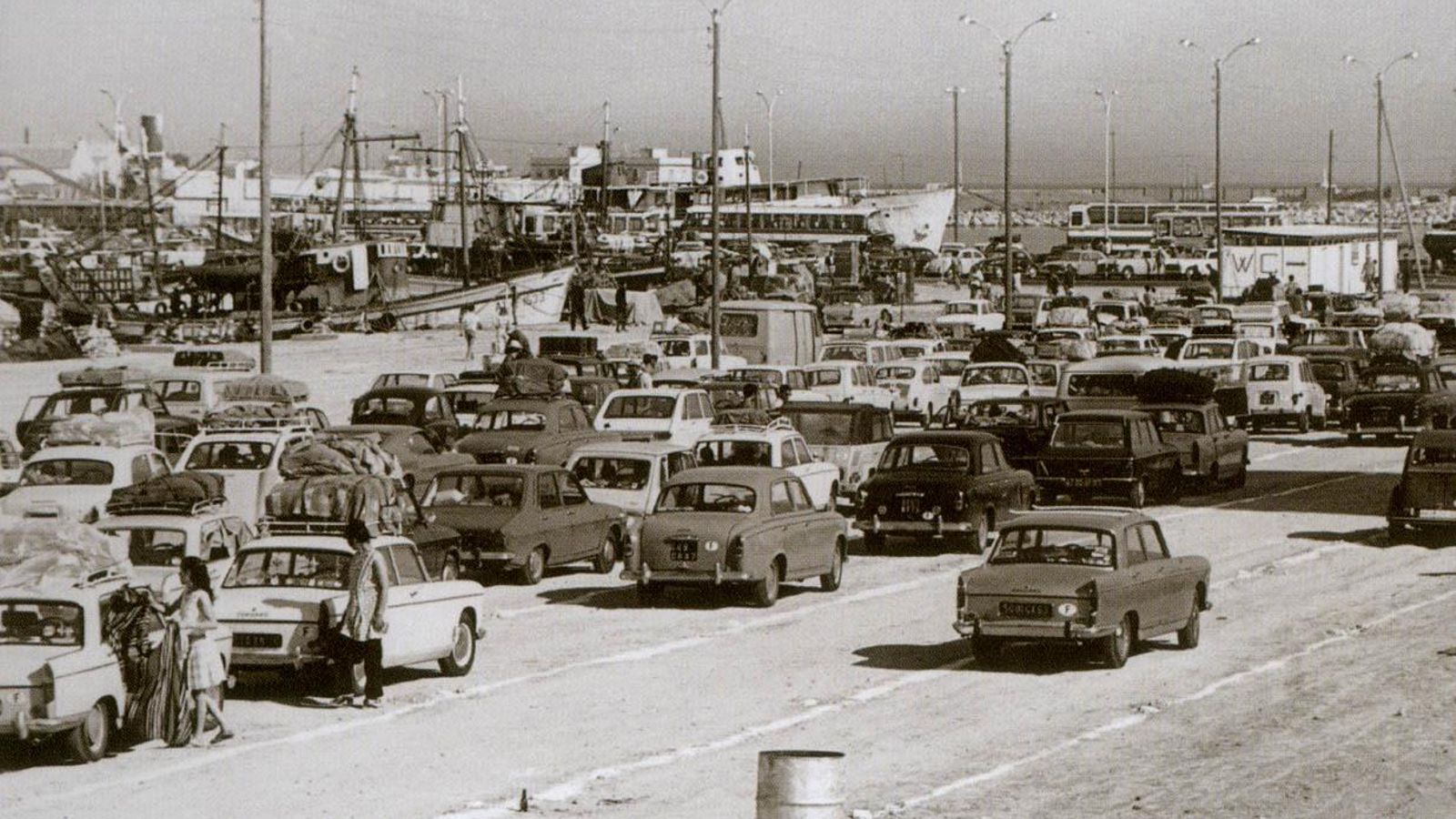 Vehículos preparados para embarcar en la Operación Tránsito del año 1970.