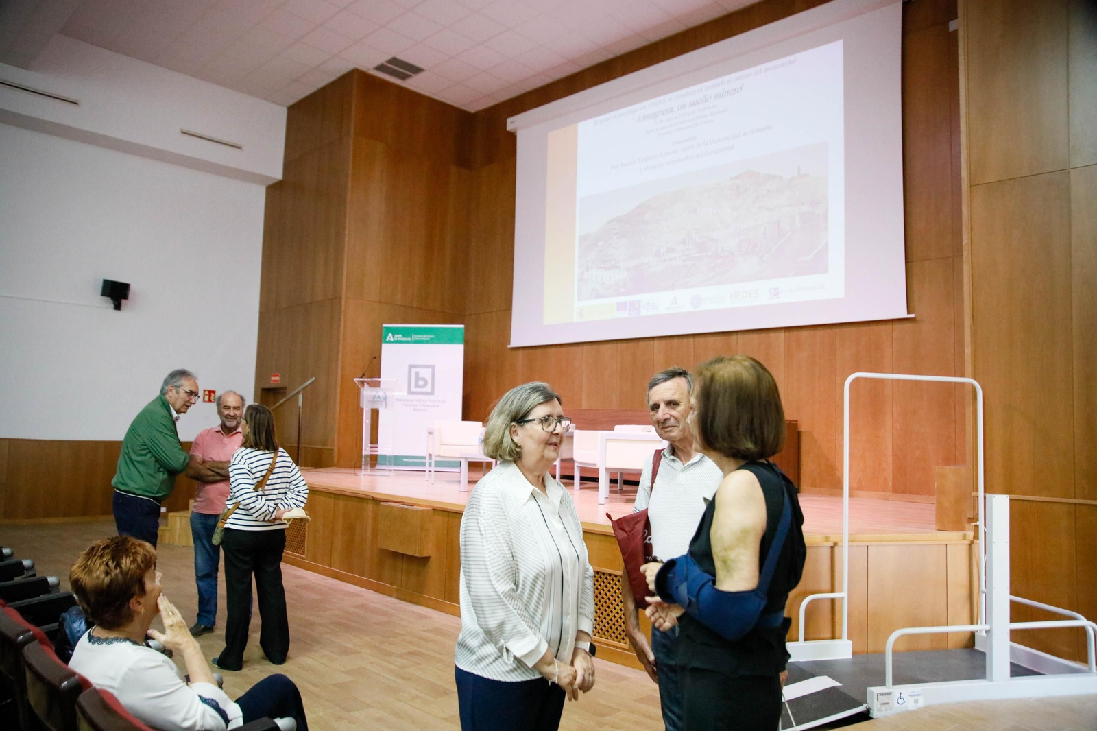 Imágenes de la presentación del documental "Almagrera, un sueño minero" en la biblioteca Villaespesa de Almería