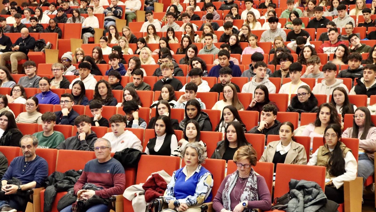 La primera sesión celebrada en el Paraninfo de la UAL