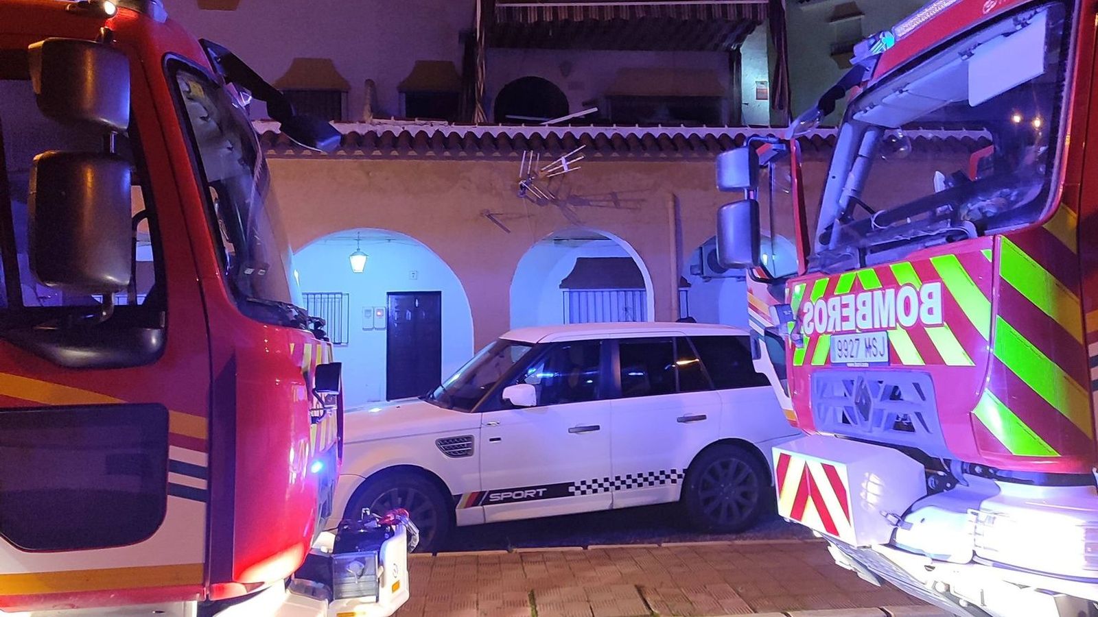 Bomberos frente a la casa en la que se registró el incendio.